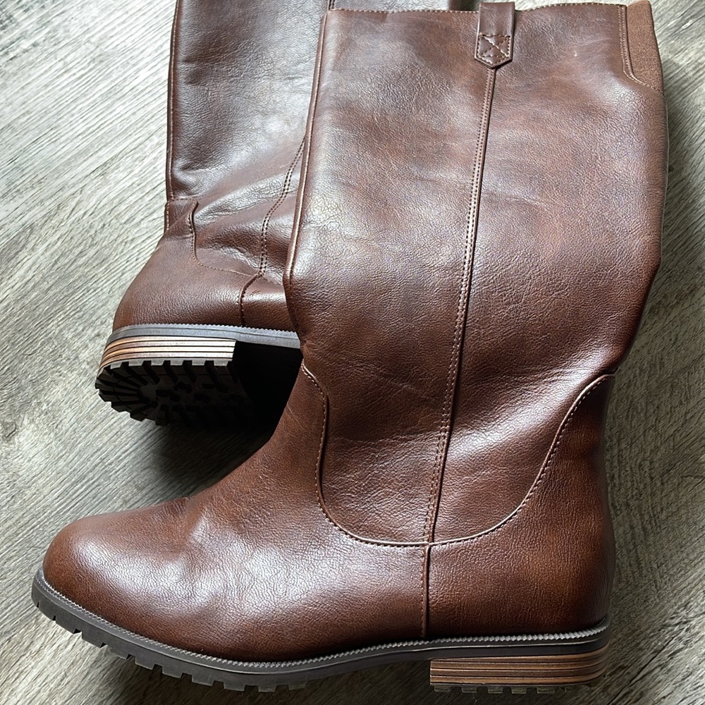 Girls size 5, brown boots, never worn